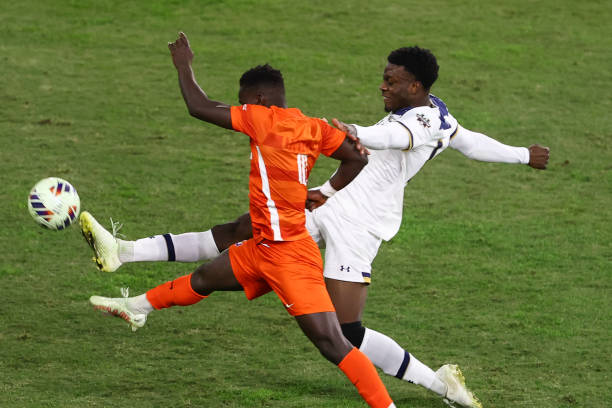 在風光的背 在風光的背